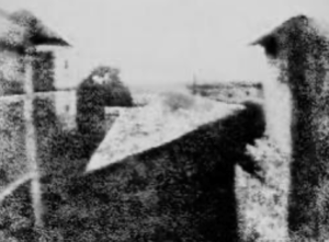 Den allra första bilden som tagit och är bevarad. 200 år gammal. Tagen fransmannen Joseph Nicéphore Niépce 1826