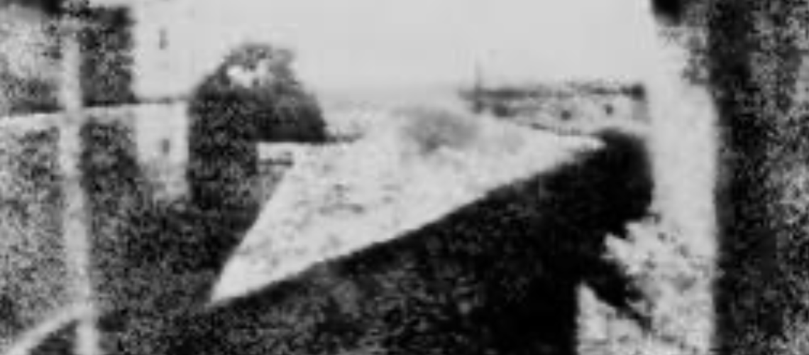 Den allra första bilden som tagit och är bevarad. 200 år gammal. Tagen fransmannen Joseph Nicéphore Niépce 1826